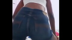 Novinha gostosa, rebolando a bunda! Thumb
