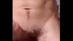 Joven con gran verga en el ba&ntilde_o Thumb