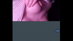 Chica se toca sus pechos Thumb