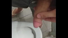 BATENDO UMA NO BANHEIRO DO MERCADO Thumb