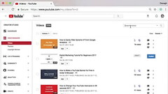 Pedreiro passando a massa na diretora Thumb