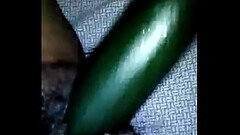 Mi amiga Julieta se masturba con pepino Thumb