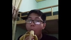 Thanh Minh ngu tập b&uacute_ cu bị sặc Thumb