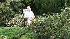 Nackedei wichst im Garten 11 Thumb