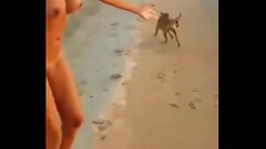 Argentina desnuda en la playa y perro le roba la tanga 2 Thumb