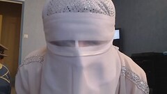 kahba arabe voil&eacute_e montre ses gros nichons en dansant Thumb