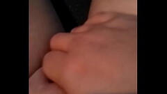 Esposa novinha tocando siririca no carro buceta depilada Thumb