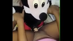 se graba masturbando con mickey consolador Thumb