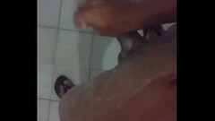O magro lavando o pau no chuveiro Thumb