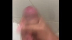 Dotado batendo punheta no banheiro Thumb