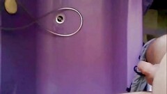 Heimlich in die Badewanne gepisst Thumb