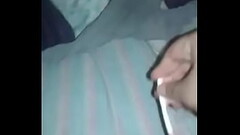 Hombre se mete cepillo de dientes Thumb