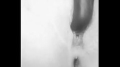 Sola disfrutando de su vibrador Thumb