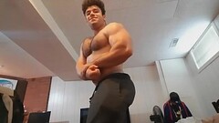Macho Musculoso Se Exibindo Thumb