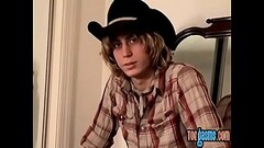 Skinny twinkie teases with his feet and masturbates solo Thumb