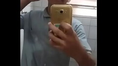 Novinho se masturbando no banheiro Thumb