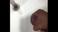 Mi amigo se pajea en el ba&ntilde_o V Thumb