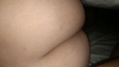 Dejo que mi amigo se meta en la cama con mi hermana y la grabe sin ropa interior, se la restriega bi Thumb