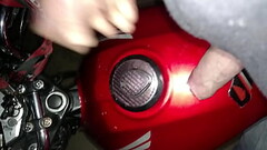 Enchendo o tanque de porra na moto Thumb
