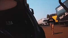 pute au milieu des camions Thumb