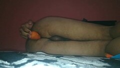 Chico experimenta el sexo anal con zanahoria Thumb