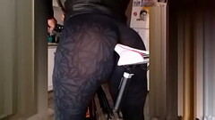 culo en calza arriba de bici Thumb