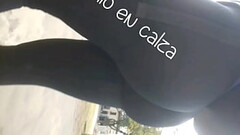 culo en tanga caminando por el parke Thumb
