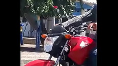 Noivinha fazendo um boquete na pra&ccedil_a em pleno dia Thumb