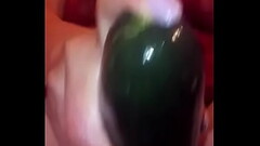 Madura vuelve lo hace  se masturba con un pepino a escondida. Thumb
