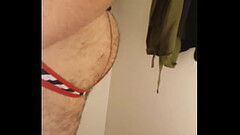 Urso de jockstrap no provador da loja Thumb