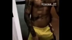 Rapaz dan&ccedil_ando sem cueca Thumb