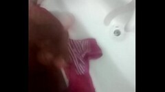 Neg&atilde_o dotado gozando na calcinha da enteada gostosa Thumb