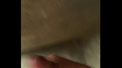 Muchacho se masturba en el ba&ntilde_o de su casa Thumb
