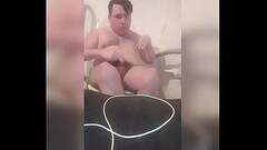 Una paja en el ba&ntilde_&oacute_ desnudo Thumb