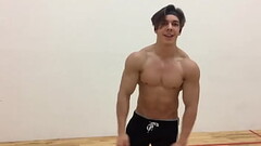Chico gym hot mostrando su hermoso y candente cuerpo Thumb