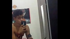 Garoto sensualizando com camisinha Thumb
