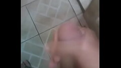 Teen dotado batendo uma no banheiro. Thumb