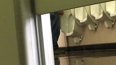 maduro punhetando no banheiro p&uacute_blico Thumb