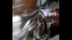 la chatte avec clito excis&eacute_ 3 prend son bain Thumb