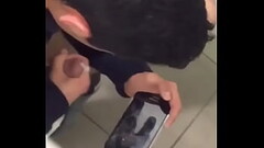 Batendo uma no banheiro Thumb