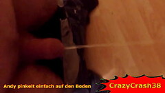 Andy verteilt mit seinem Schwanz seinen Saft direkt auf den Boden Thumb