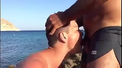 Novinho mamando e tomando leitinho a beira-mar Thumb
