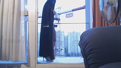 musulmane voil&eacute_e danse sur le balcon devant un grutier Thumb