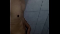 Magrinho Gostoso batendo punheta no banheiro Thumb