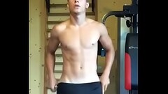 Novinho exibindo o corp&atilde_o e a rola Thumb