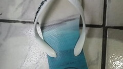 Gozando nas havaianas e depois colocando elas nos p&eacute_s com meias Thumb