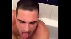 Gostoso sendo mijado pelo neg&atilde_o (piss) Thumb