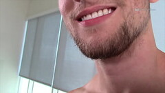 Chico rubio muestra su pene en casting porno gay Thumb