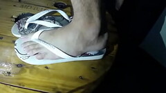 Punheta e gozada nas minhas havaianas maravilhosas Thumb