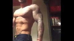 Hombre sexy con barba bailando sensualmente Thumb